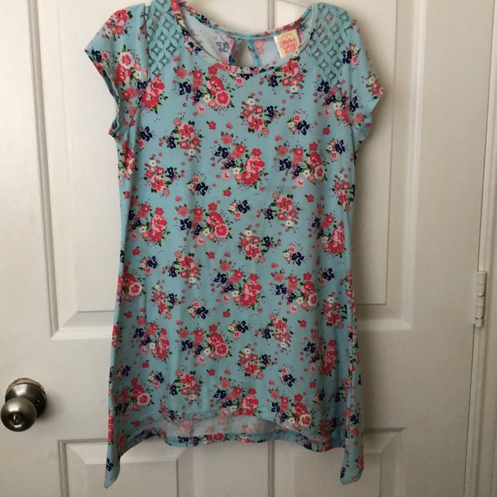 Shirt with flower patterns